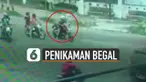 Beredar video cctv seorang pengendara motor dibegal dan ditikam saat berhenti di lampu merah.