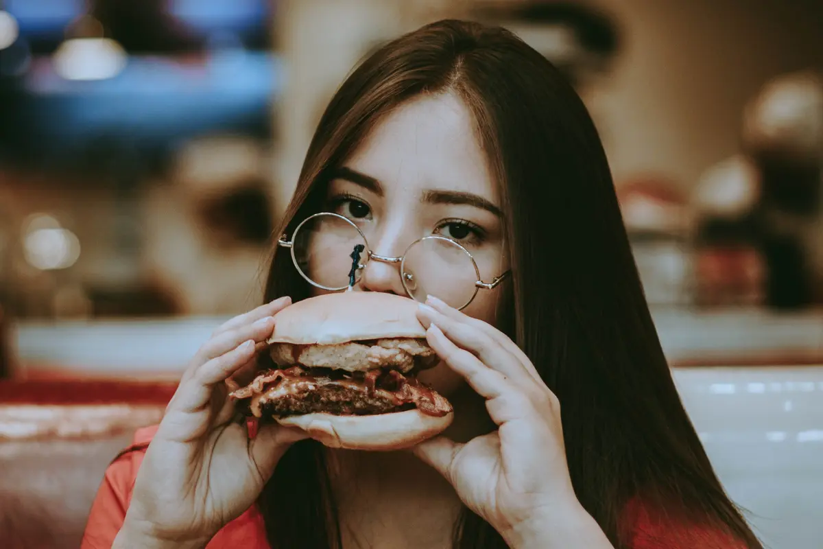 perempuan makan