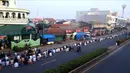 Umat muslim menerapkan jaga jarak saat melaksanakan salat Idul Adha di luar sebuah masjid di Tangerang Selatan, Banten, Selasa (20/7/2021). Umat muslim Indonesia melewati Hari Raya Idul Adha tahun ini di tengah gelombang virus corona COVID-19. (FAJRIN RAHARJO/AFP)