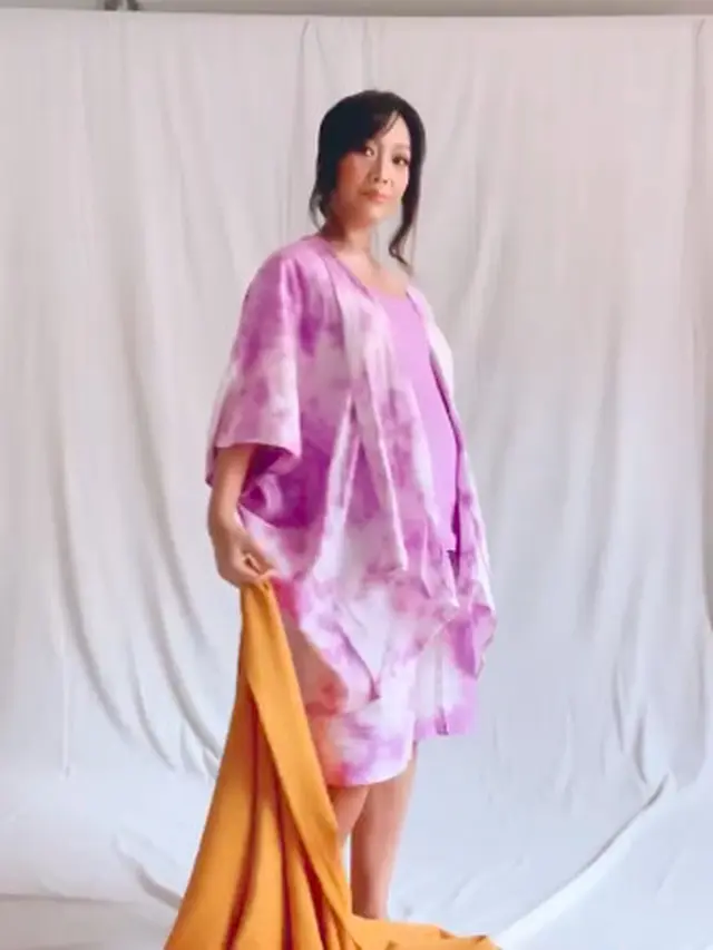 Potret Nola B3 Pamer Baby Bump, Hamil Anak Keempat. (Sumber: Instagram/riafinola)