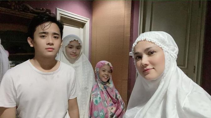 Momen keluarga seleb Tarawih bersama di rumah. (Sumber: Instagram/mulanjameela1)