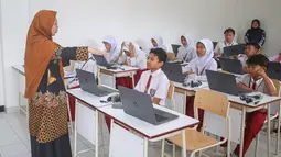 Kementerian Sosial (Kemensos) menggelar simulasi kegiatan belajar mengajar Sekolah Rakyat hari ini, Rabu (9/7/2025). Simulasi dilakukan di Sentra Handayani, Jakarta Timur. (merdeka.com/Arie Basuki)
