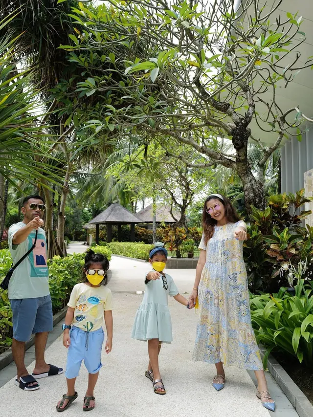 6 Momen Liburan Judika dan Duma Riris di Bali, Ajak Anak Main di Pantai