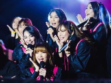 Cherrybelle menampilkan pose ikonik yang juga bagian koreografi lagu mereka yang berjudul 'Dilema'. Girlband yang menamai penggemarnya dengan sebutan Twibi ini kembali tampil di panggung acara musik yang diselenggarakan di Bandung, Minggu (18/9/2022). (Instagram/@Steffy_ai)