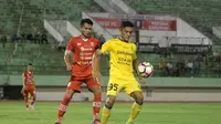 Pemain Celebest FC, Martinus Novianto (kuning), saat melawan Persika Karawang di Stadion Manahan, Solo, Selasa (10/10/2017). (Bola.com/Ronald Seger Prabowo)