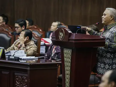 Pakar IT Profesor Marsudi Wahyu Kisworo memberi keterangan dalam sidang sengketa Pilpres 2019 Gedung MK, Jakarta, Kamis (20/6/2019). Saksi ahli yang dihadirkan oleh KPU tersebut merupakan profesor teknologi informasi pertama di Indonesia. (Liputan6.com/Faizal Fanani)
