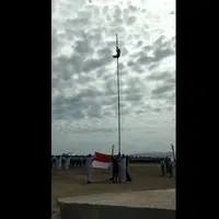 Inilah dua orang hebat yang kini videonya tengah menjadi viral. Mereka panjat tiang demi bendera Indonesia terus berkibar.