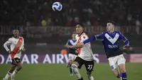 Manchester City berhasil mendapatkan gelandnag bertahan muda Argentina, Maximo Perrone (biru). Ia digaet dari Velez Sarsfield. (AFP/Juan Mabromata)