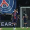 Bek Paris Saint-Germain, Willian Pacho (kiri) dan Warren Zaire-Emery merayakan kemenangan mereka di akhir pertandingan leg pertama babak perempat final Liga Champions 2024/2025 melawan Aston Villa di stadion Parc des Princes, Paris, 9 April 2025 atau Kamis (10/04/2025) dini hari WIB. (FRANCK FIFE/AFP)