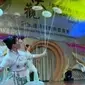 Akrobat khas Tiongkok contohnya adalah memutar piring di mana 1 orang pemain berakrobat sambil memutar 6 piring.