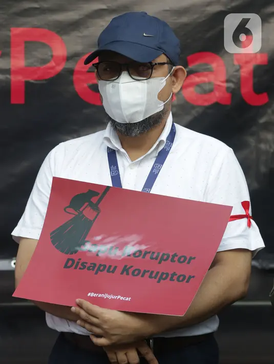 Penyidik KPK nonaktif, Novel Baswedan saat aksi bersama pegiat anti korupsi melakukan aksi di depan Gedung ACLC KPK Kuningan, Jakarta, Rabu (15/9/2021). Dalam aksinya mereka meminta Presiden Joko Widodo membatalkan pemecatan 57 pegawai KPK yang tidak lolos TWK. (Liputan6.com/Helmi Fithriansyah)