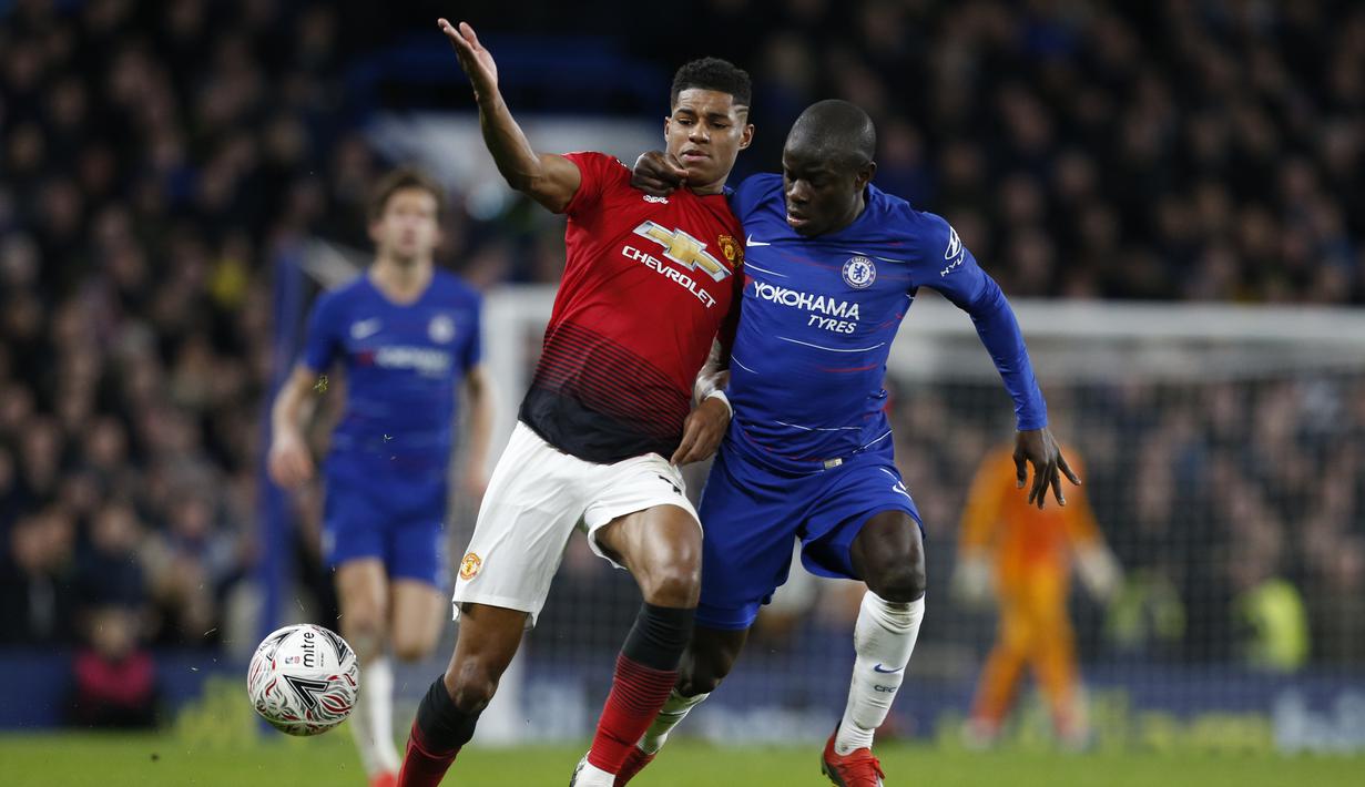 Duel antara Ngolo Kante dan Marcus Rashford pada babak kelima FA Cup yang berlangsung di stadion Stamford Bridge, London, Selasa (19/2). Man United menang 2-0 atas Chelsea. (AFP/Adrian Dennis)