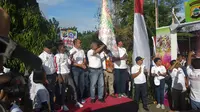 Gubernur Papua Barat Dominggus Mandacan menghadiri cara Millenial Road Safety Festival digelar di Lapangan Borarsi, Manokwari, Papua Barat pada Sabtu (2/2/2019).  (Liputan6.com/Nafiysul Qodar)