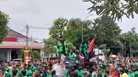 Ribuan pengemudi ojol di Cirebon menggelar aksi penolakan kenaikan harga BBM. (Istimewa)