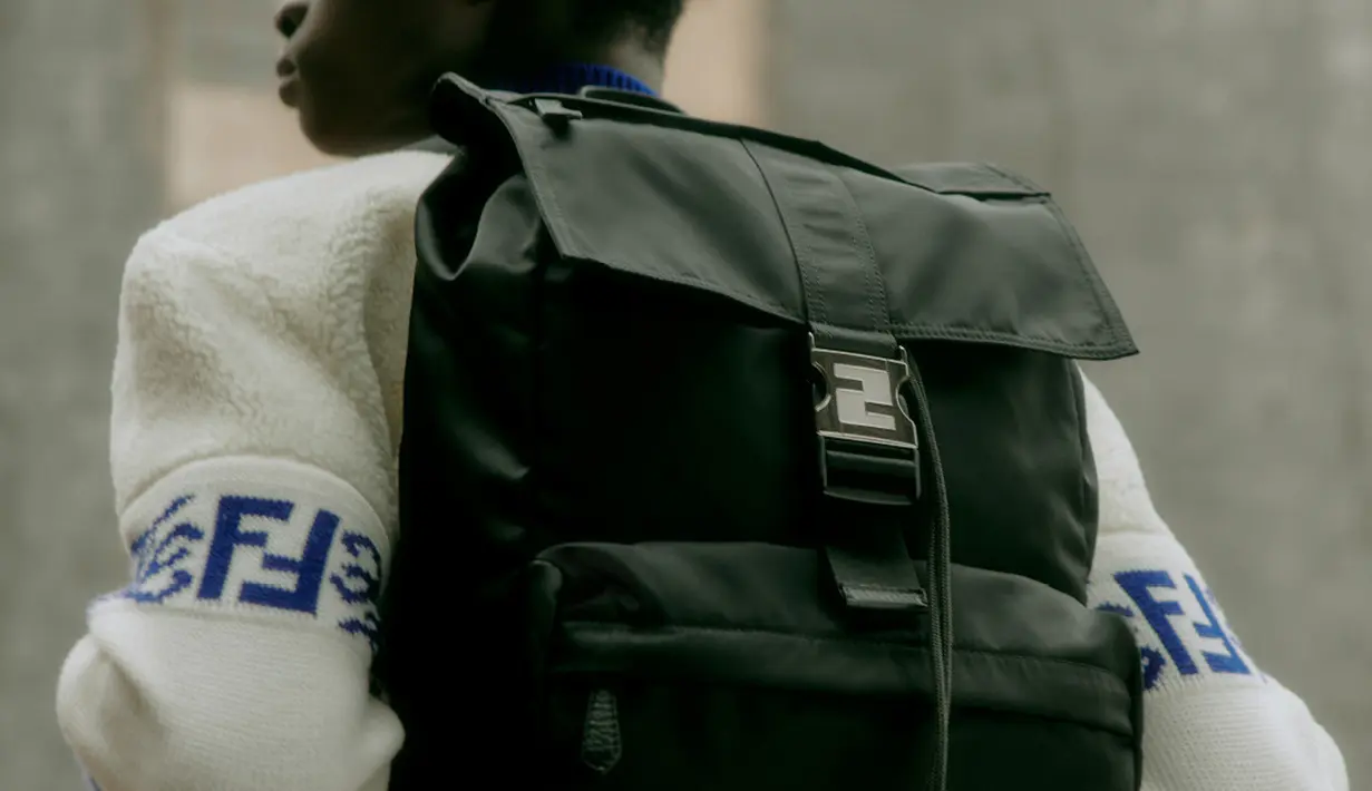 Logo F ganda pada penutup gesper logam dan hiasan warna pada kulit cuoio romano khas rumah ini menyampaikan DNA Fendi. (Fendi).