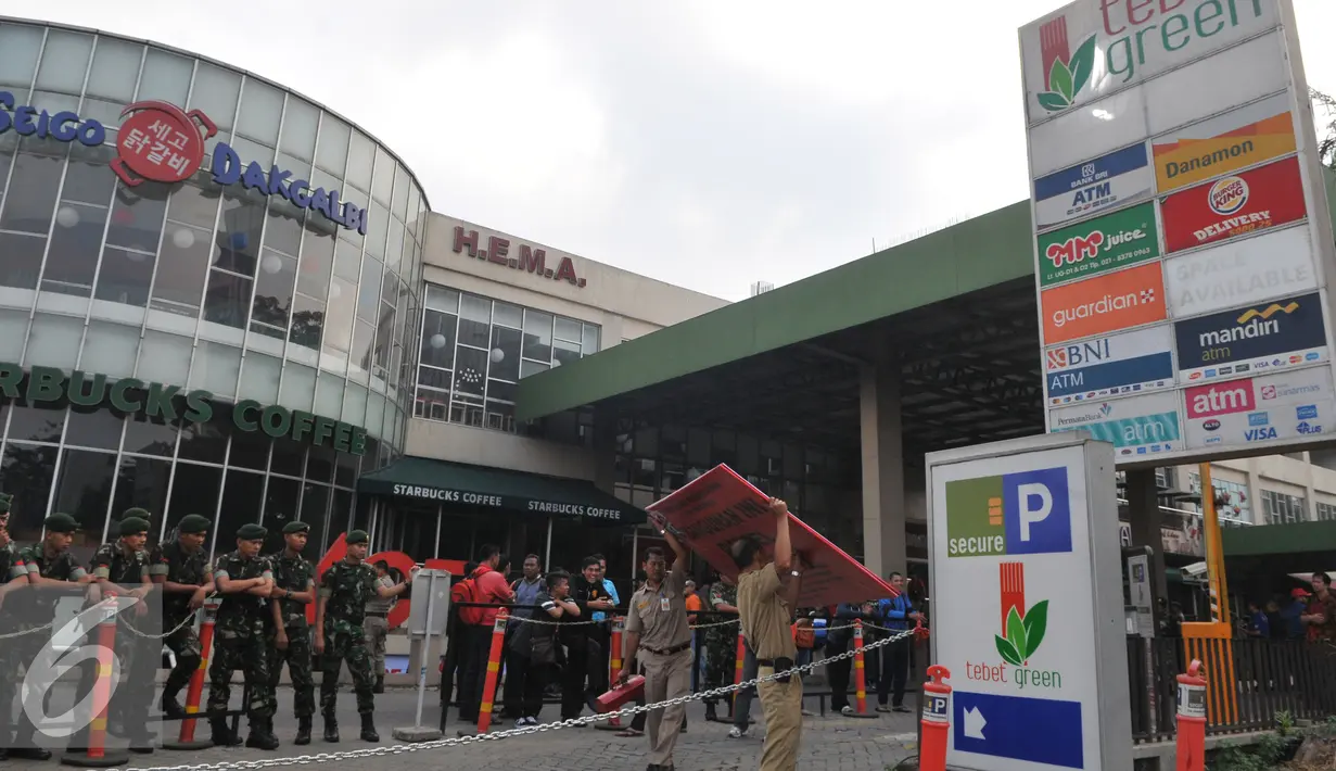 Sejumlah petugas melakukan pemasangan papan penyegelan di mal Tebet Green, Jakarta, Kamis (23/7/15) . Penyegelan permanen dilakukan karena baik pemilik tanah maupun pengelola tidak mengurus sertifikat layak fungsi. (Liputan6.com/Herman Zakharia)