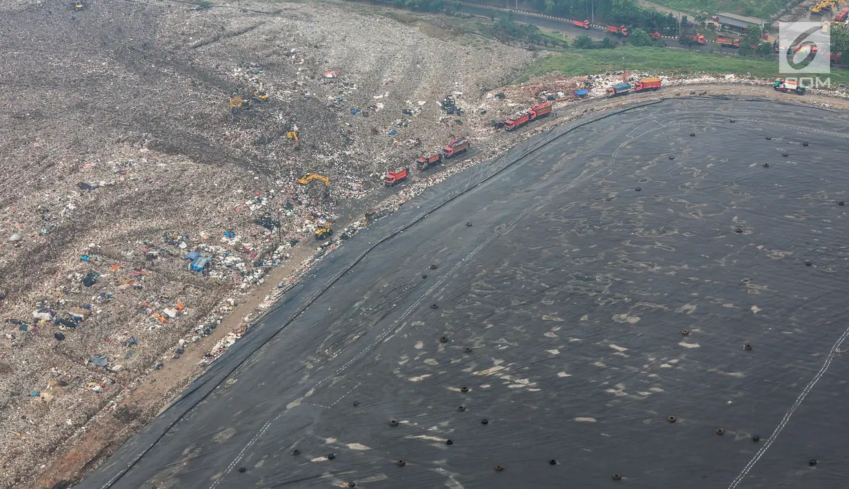 Pandangan udara terlihat kondisi terkini TPST Bantar Gebang, Bekasi, Jawa Barat, Selasa (4/6/2019). Tampak kondisi TPST Bantar Gebang kian rapih, perapihan dilakukan dengan membuat bentuk seperti tangga dan semakin kecil pada bagian atasnya, mirip bentuk piramida. (Liputan6.com/Faizal Fanani)