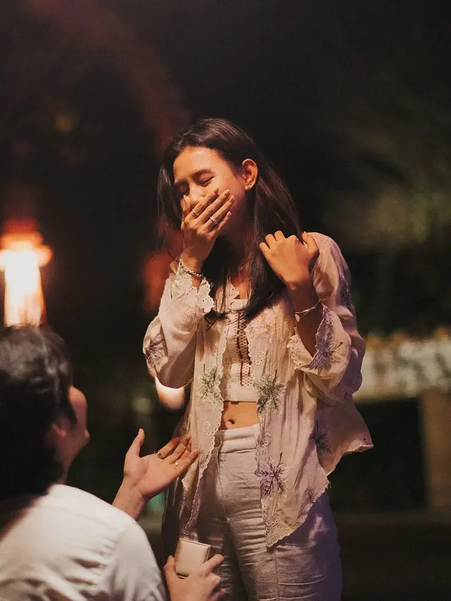 Tampilan Berlian Besar di Cincin Tunangan Shenina Cinnamon Saat Dilamar Angga Yunanda