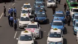 Armada supir taksi saat melakukan demo di depan Gedung DPR/MPR, Jakarta, Selasa (22/3). Selain melakukan demo supir taxi tersebut melakukan sweeping ke sopir taksi yang beroperasi di dalam tol, dan membakar ban.(Liputan6.com/Johan Tallo)