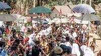Ribuan pengunjung nampak menyemut dalam pembukaan pasar digital wisata di kawasan Kampung Puloa, area Cagar Budaya Candi Cangkuang, Leles, Garut, Jawa Barat (Liputan6.com/Jayadi Supriadin)