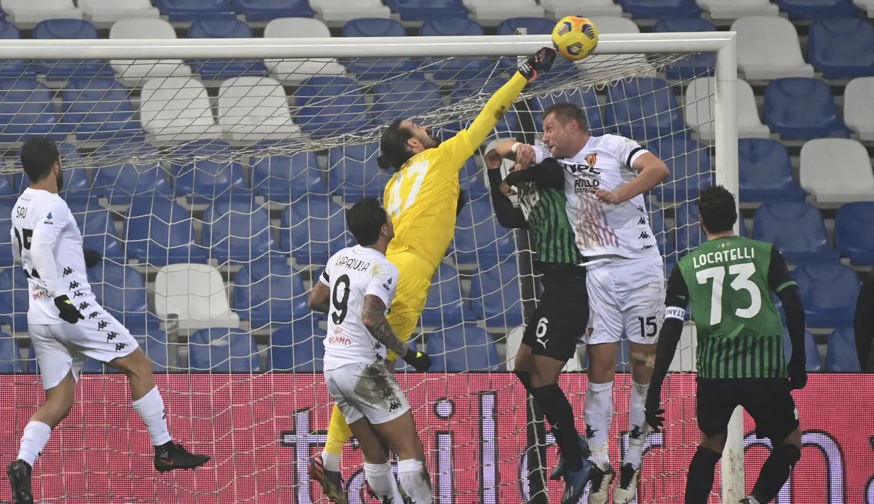 Bek Benevento, Kamil Glik (kedua dari kanan), berduel udara dengan kiper Sassuolo, Andrea Consigli, dalam laga lanjutan Liga Italia Serie A 2020/21 pekan ke-11 di Mapei Stadium, Jumat (11/12/2020). Benevento kalah 0-1 dari Sassuolo. (LaPresse via AP/Massimo Paolone)