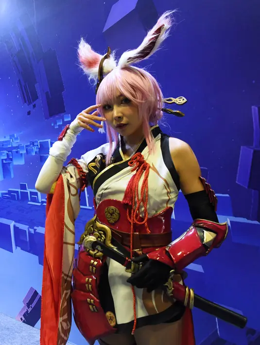 Seorang cosplayer berpose pada hari pertama Festival Anime Asia di Singapura (29/11/2019). Cosplay  merupakan "permainan kostum" yang berasal dari Jepang dengan pengikut sekte yang sekarang mendunia. (AFP Photo/Roslan Rahman)
