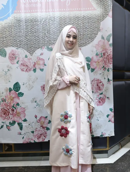 "Keimanan kita kan naik turun ya, itulah gunanya sahabat untuk saling ingatin, ilmunya begitu, kalau ada ilmu saja kita sharing kok. Menurut aku takdir Allah itu selalu baik, tetap istiqomah aja," tukas Risty Tagor. (Galih W. Satria/Bintang.com)