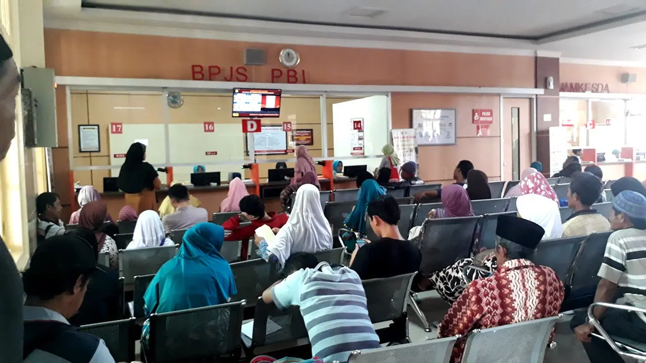Pasien BPJS PBI tengah mengantre obat di RSUD Margono, Banyumas, Jawa Tengah. (Foto: Liputan6.com/Muhamad Ridlo)