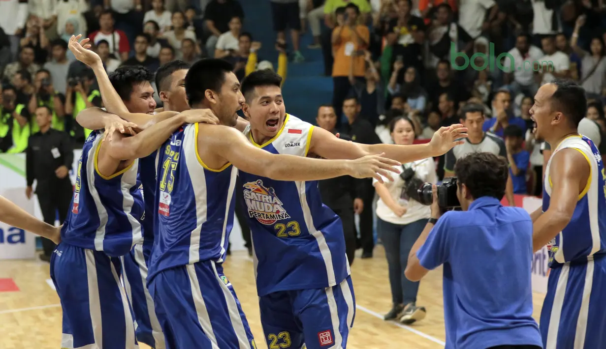 Ekspresi kebahagiann para pemain Satria Muda usai Final IBL 2018 di GOR Sumantri Brojonegoro, Jakarta, Minggu (22/4/2018). Satria Muda menang atas Pelita Jaya dengan skor 69-64. (Bola.com/Nick Hanoatubun)