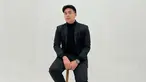 Penampilan Jerome Polin saat pemotretan ini berhasil curi perhatian netizen. Mahasiswa jurusan Matematika di Waseda University ini pun terlihat menawan dengan setelan jas hitam. (Liputan6.com/IG/@jeromepolin)