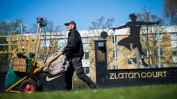 Seorang pemotong rumput melintas di kawasan Zlatan Court di Rosengard, Malmoe, Swedia Selatan (3/5/2016).  Lapangan sepak bola ini digunakan Zlatan brahimovic untuk bermain sepak bola sewaktu kecil. (AFP Photo/Jonathan Nackstrand)