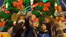 Orang-orang berswafoto di pasar Natal di St. Petersburg, Rusia (20/12/2020). Makovsky Square, Gatchina Palace, Pionerskaya adalah beberapa tempat untuk dikunjungi di pasar natal St Petersburg 2020. (Xinhua/Irina Motina)