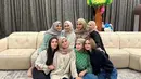 Selain Aurel Hermansyah, dalam arisan tersebut ada Lesti Kejora, Kesha Ratuliu, Melody Laksani, Margin Wieheerm, Shania Indriani, Dinda Hauw, dan Syifa Hadju. [Instagram/aurelie.hermansyah]