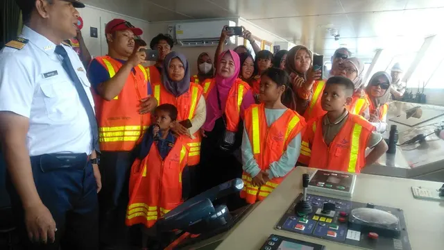 Jejak Anak Pantai di Kapal KM Dharma Rucitra VIII