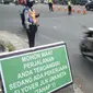 Petugas Dishub Kota Bandung sedang mengurai kendaraan yang melintas di Jalan Jakarta. Rencananya, salah satu jembatan layang (flyover) akan dibangun di sini. (Liputan6.com/Huyogo Simbolon)