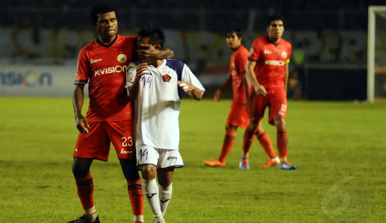 Tidak terima dijatuhkan, Victor Pae (Persija-kiri) terlihat membekap tubuh mungil Rendi Irawan sambil mencolokkan jari ke mata gelandang kelahiran Sidoarjo, 26 April 1987 tersebut, (30/5/2014). (Liputan6.com/Helmi Fithriansyah)