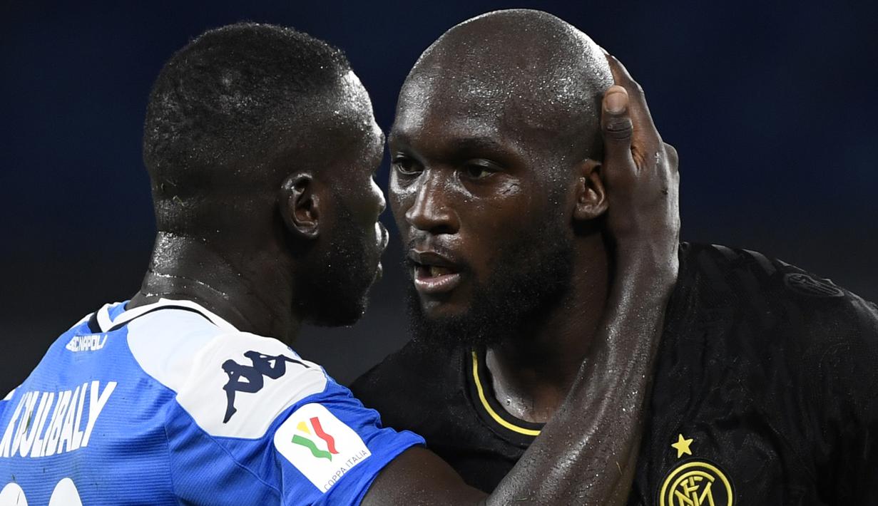 Bek Napoli, Kalidou Koulibaly, berusaha menenangkan striker Inter Milan, Romelu Lukaku, pada laga Coppa Italia di San Paolo, Minggu (14/5/2020). Kedua tim bermain imbang 1-1. (AFP/Filippo Monteforte)