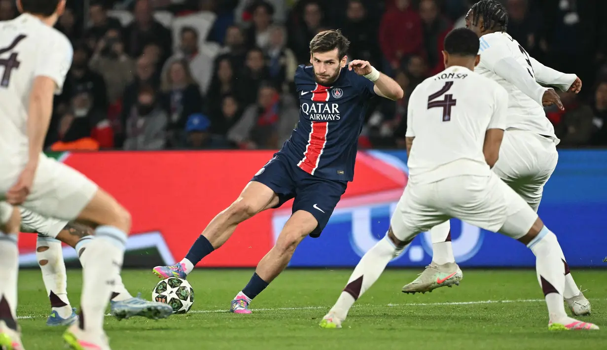 Di babak kedua, pada menit ke-49, Paris Saint-Germain mencetak gol keunggulan lewat tendangan kaki kiri Khvicha Kvaratskhelia dari sisi kiri kotak penalti Aston Villa. (Bertrand GUAY/AFP)