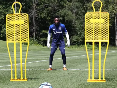 Kiper anyar Manchester United, Andre Onana melakukan latihan perdana bersama timnya di Pusat Pelatihan Pingry School, New Jersey, 22 Juli 2023. Manchester United, ikutkan Andre Onana ke tur pramusim Amerika Serikat walau belum diresmikan klub. (FOTO: twitter.com/ManUtd)