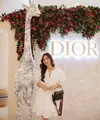 Salah satunya dengan dress putih yang clean terlihat mahal dengan Lady Dior hitam [@jscmila]