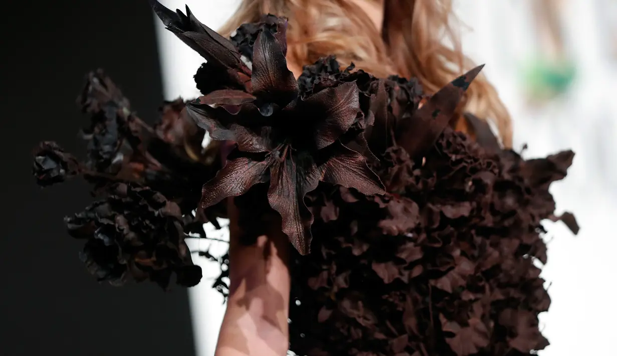 Detail gaun terbuat dari cokelat yang dikenakan oleh model saat pertunjukan sebagai bagian dari Chocolate Fair (Salon du Chocolat) di Paris, Selasa (30/10). Para pencinta cokelat bisa menikmati fashion show sekaligus pameran cokelat. (AP/Thibault Camus)