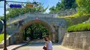 <p>Kyra juga terlihat mengunjungi sport syuting drakor yaitu Suwon Hwaseong Fortress. Diketahui lokasi ini kerap digunakan untuk syuting drakor. [Foto: instagram/kyrawahab]</p>