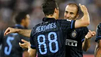 Gelandang Inter Milan Hernanes merayakan gol ke gawang Lazio dalam lanjutan Liga Serie A Italia (REUTERS/Giampiero Sposito)