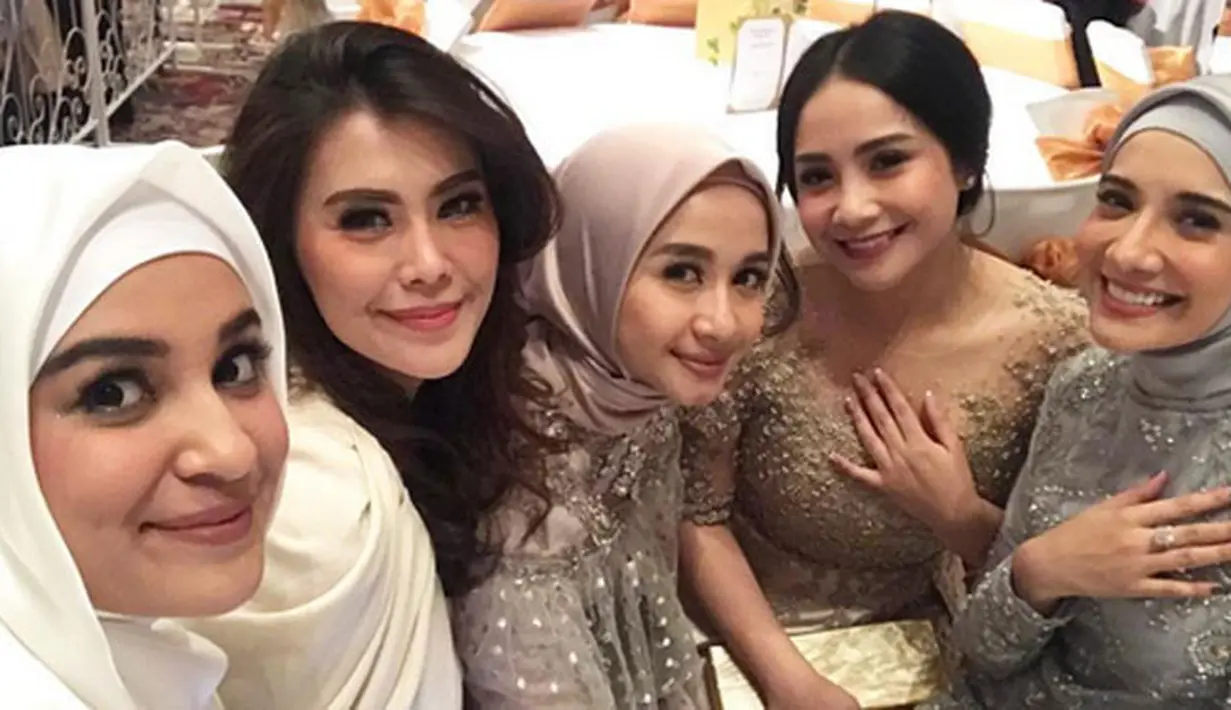 "Nanti After merit juga insya Allah dia ngomong juga kok. Nggak akan menutup semua. Nanti pas nikah, insya Allah," tambahnya. (Instagram/shireensungkar)