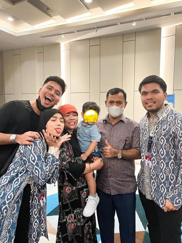 6 Potret Fuji dan Thariq Halilintar Berangkat Umrah Bareng, Curi Perhatian