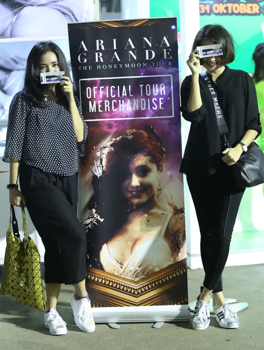 Banyak penggemar mengaku menubung beberapa bulan untuk membeli satu tiket konser Ariana Grande yang bertajuk 'The Honeymoon Tour'. (Galih W.Satria/Bintang.com)