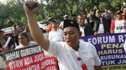 Salah satu massa dari Forum RT/RW menyampaikan orasinya saat berunjuk rasa di Balai Kota DKI Jakarta, Jumat (16/9). Mereka membawa spanduk dengan pesan menolak kepemimpinan Gubernur DKI Basuki Tjahaja Purnama atau Ahok. (Liputan6.com/Immanuel Antonius)