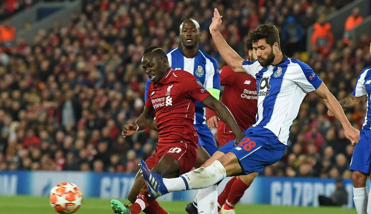 Bek Porto, Felipe melepaskan tembakan pada leg 1, babak perempat final Liga Champions yang berlangsung di Stadion Anfield, Liverpool, Rabu (10/4). Liverpool menang 2-0 atas Porto (AFP/Glyn Kirk)