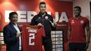 Pemain baru Persija Jakarta, Alexander Luiz Reame, menunjukan jersey yang akan digunakan nanti saat konferensi pers perkenalan dirinya di kantor Persija Jakarta, Jakarta, Jumat (30/8). Persija kenalkan pemain asing baru untuk mengarungi putaran 2 Liga 1. (Bola.com/Yoppy Renato)