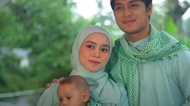 Momen pulang kampung Lesti dan Rizky Billar. (Youtube/Leslar Entertainment)